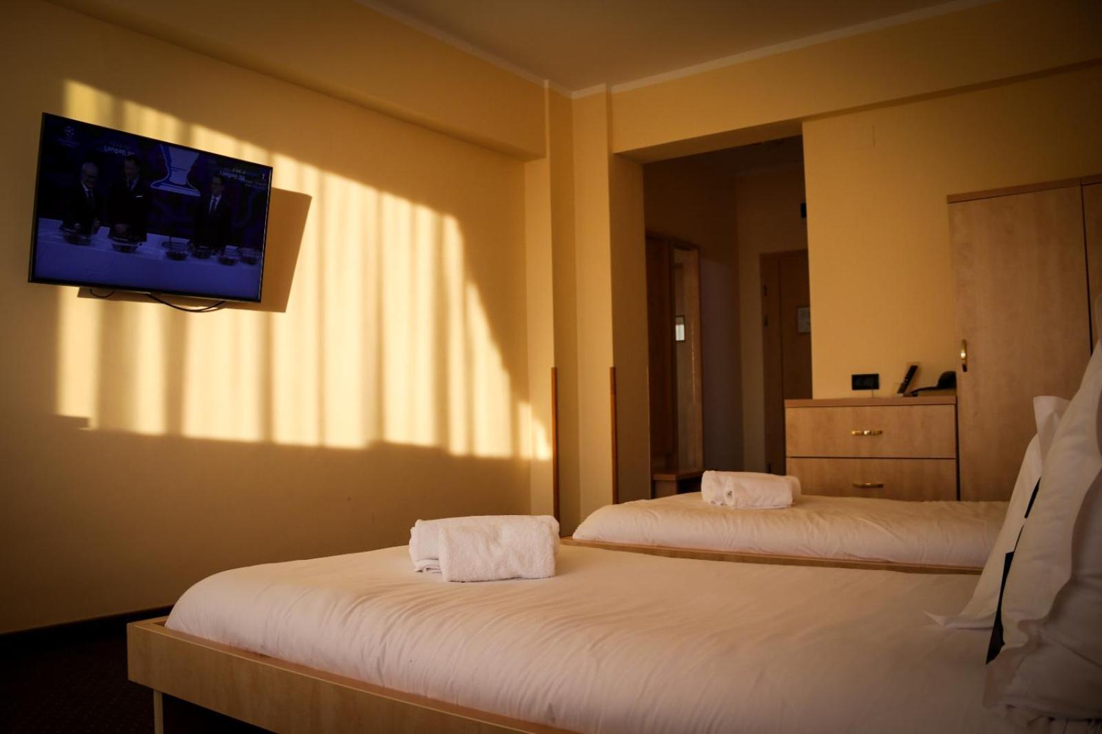Hotel Clipa Ντρομπέτα-Τούρνου Σεβερίν Εξωτερικό φωτογραφία